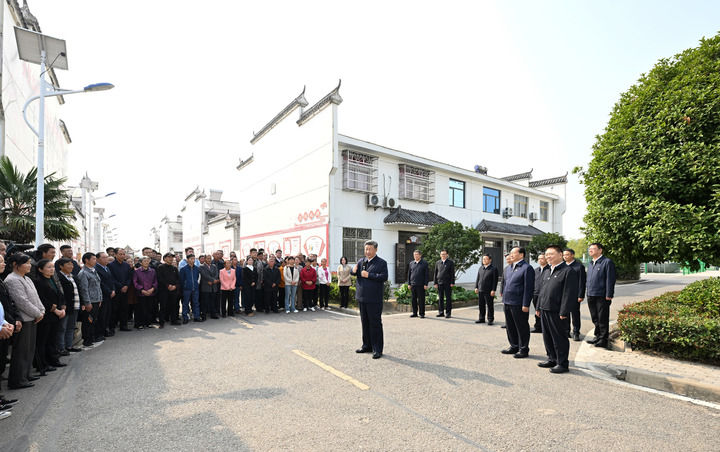 11月4日至6日，中共中央总书记、国家主席、中央军委主席习近平在湖北考察。这是5日上午，习近平在咸宁市嘉鱼县潘家湾镇四邑村考察时，同村民们亲切交流。新华社记者谢环驰摄