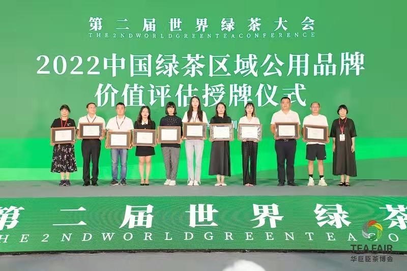 乐山市农业农村局副局长张梅（左四）上台领奖