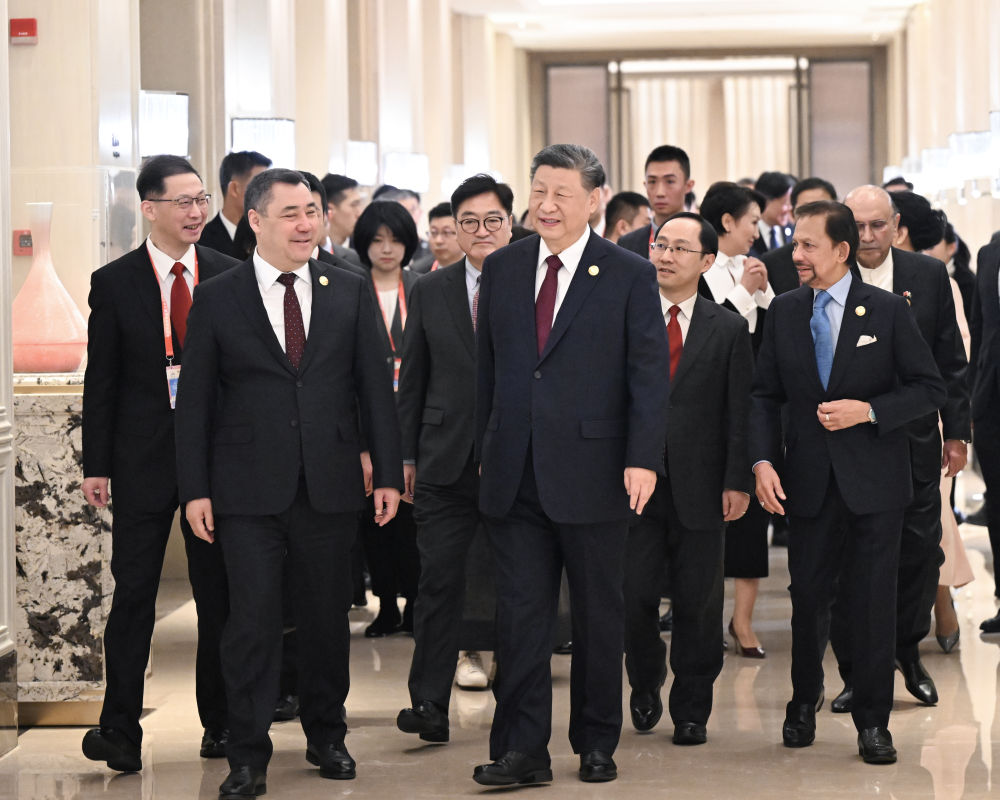 2月7日中午,国家主席习近平和夫人彭丽媛在黑龙江省哈尔滨市太阳岛宾馆举行宴会,欢迎来华出席哈尔滨第九届亚洲冬季运动会开幕式的国际贵宾。新华社记者 谢环驰 摄